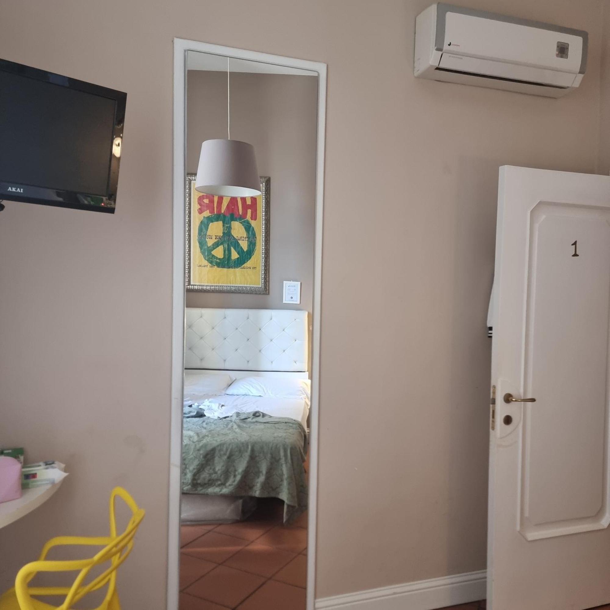 Bed Morelli 49 , Chiaia เนเปิลส์ ภายนอก รูปภาพ